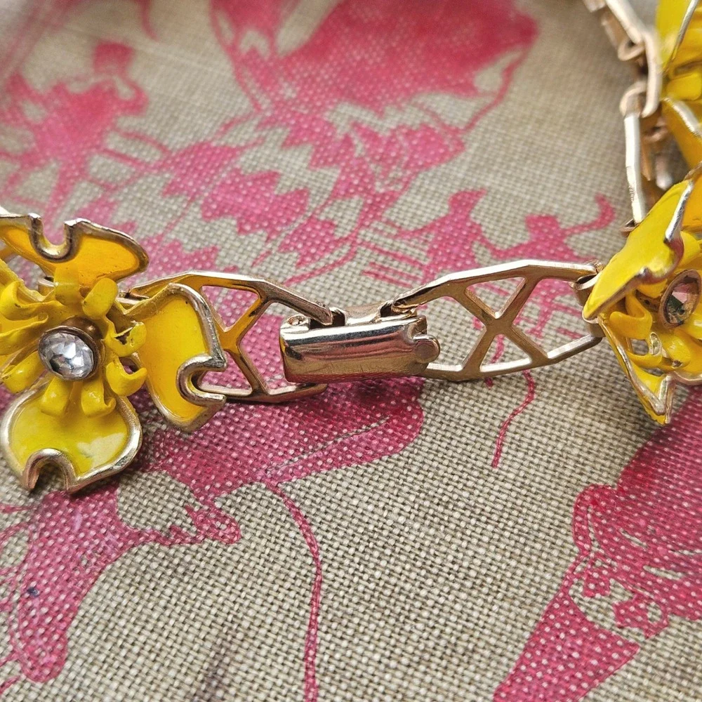 Vintage 70s Yellow Enamel Dogwood Flower Link Bracelet Gold Tone Rhinestones